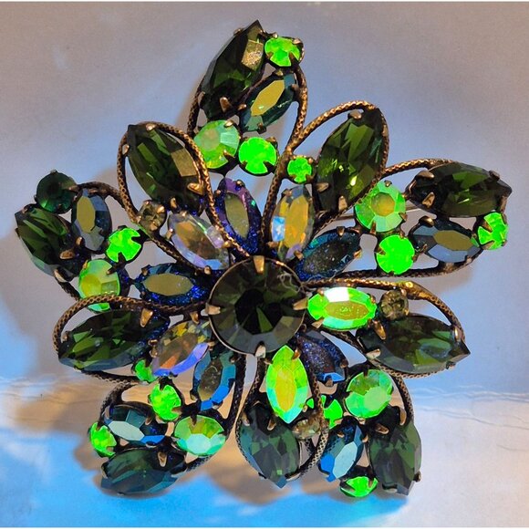 Large Emerald Green Signed Regency Brooch Uranium Glow - Picture 3 of 16